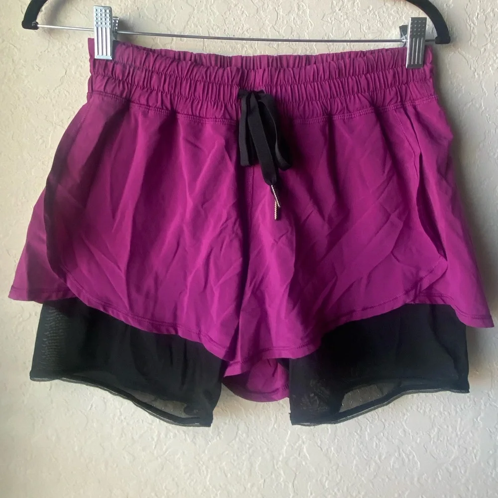 Lululemon Hot to Street Short Regal Plum/Black ~ Size 8 - Picture 3 of 8